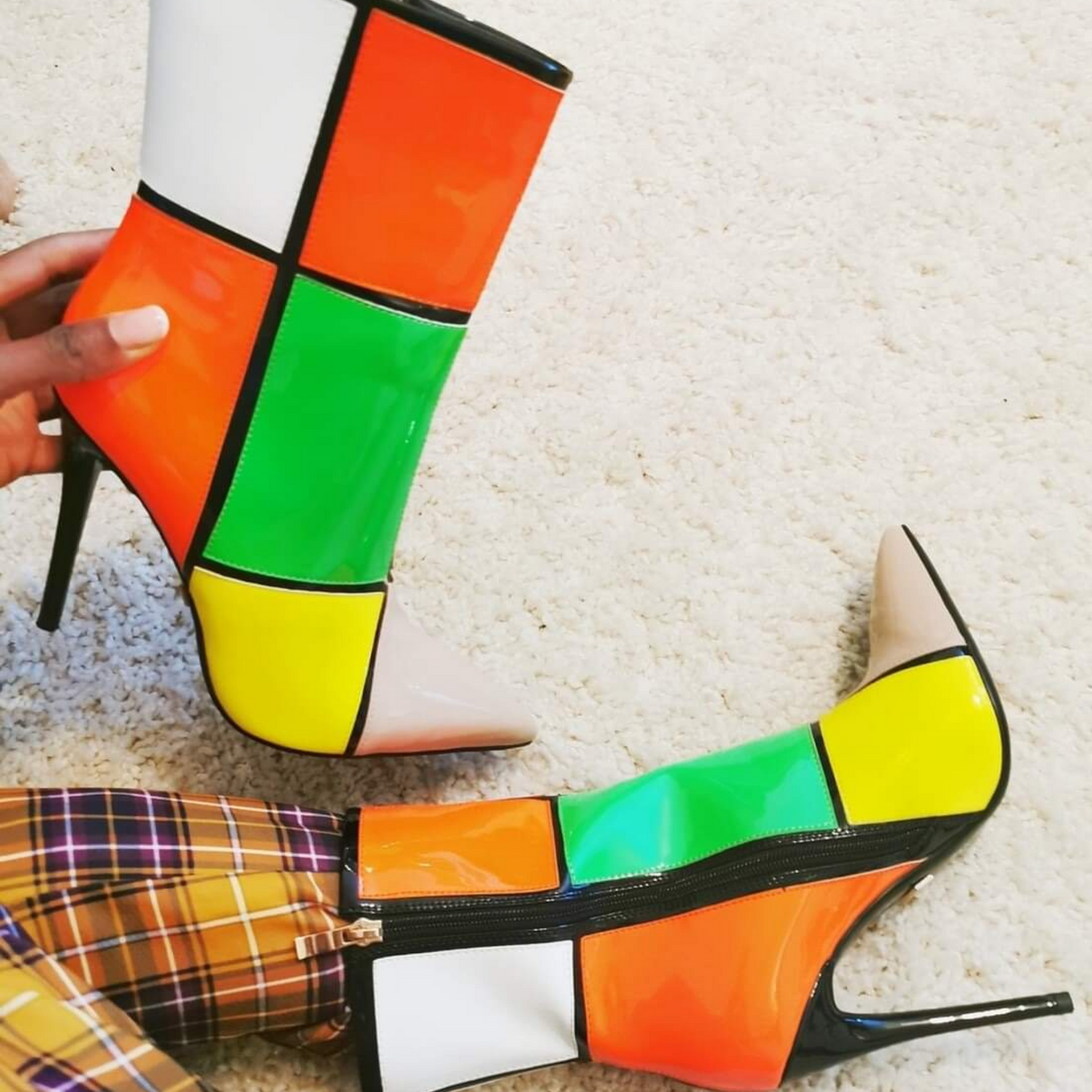 Sergio -Tozi Stieflette mit schwarzem Stilettoabsatz Wenn das nicht mal ein Farbenbekenntnis ist! Super kombinierbar mit einem eleganten schwarzem Hosenanzug, kurzem Kleid oder auch einfach deiner Lieblingshose. Be colourful.