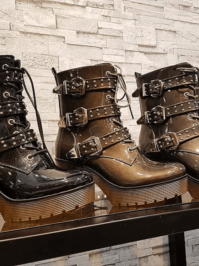 Das PU Stiefellete mit Round Toe hat eine sohle aus Gummi sowie einen Reißverschluss an der Seite – die Schnürung und drei die Schnalle dienen hauptsächlich der Zierde.